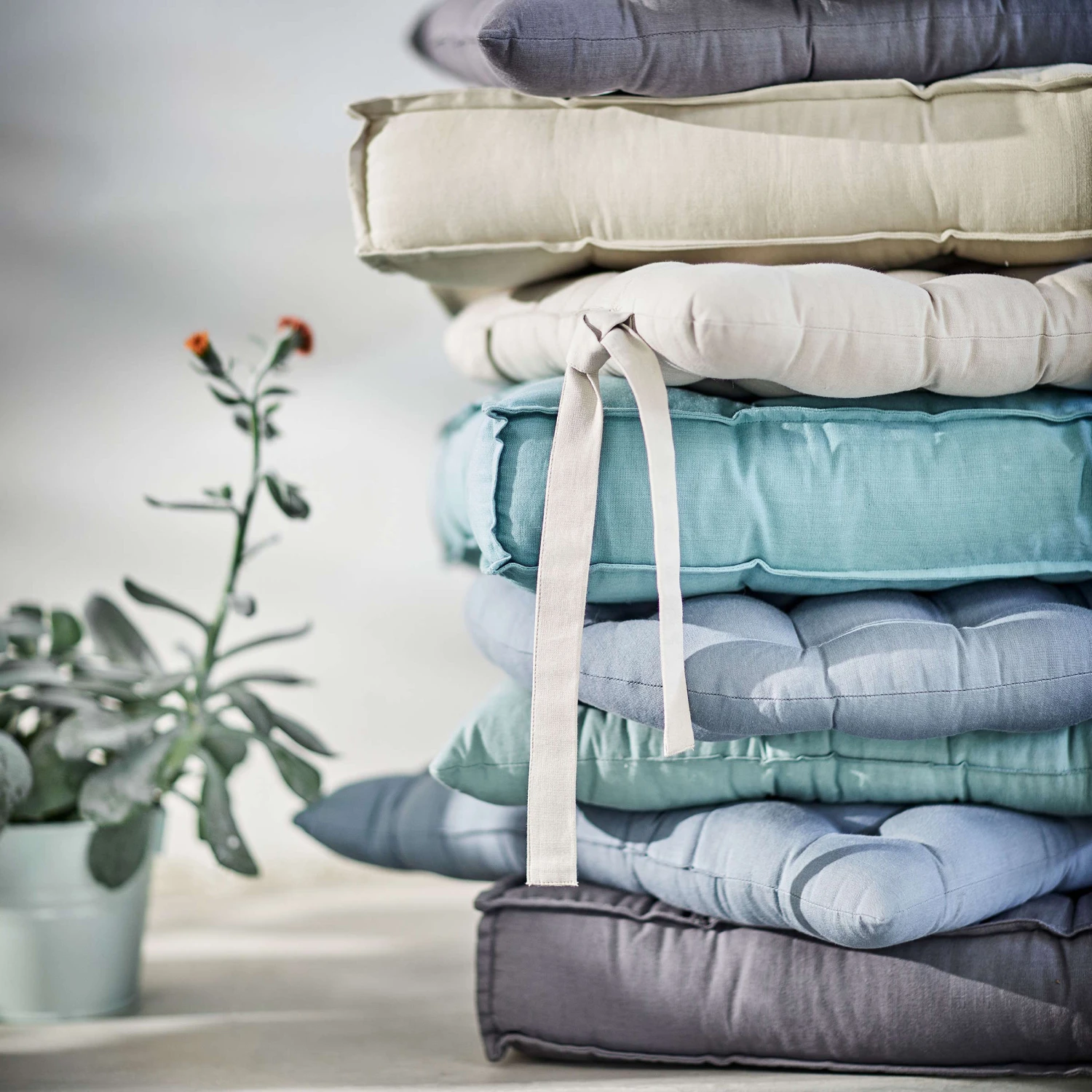 Futonkissen L 42 X B 42cm SOLID In Grau 2 Futonkissen L 42 X B 42cm SOLID In Grau – Bild 2