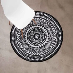 In- & Outdoor-Teppich Ø118cm COLOUR CLASH In Schwarz-Weiß -Butlers butlers in and outdoor teppich o118cm colour clash in schwarz weiss 8